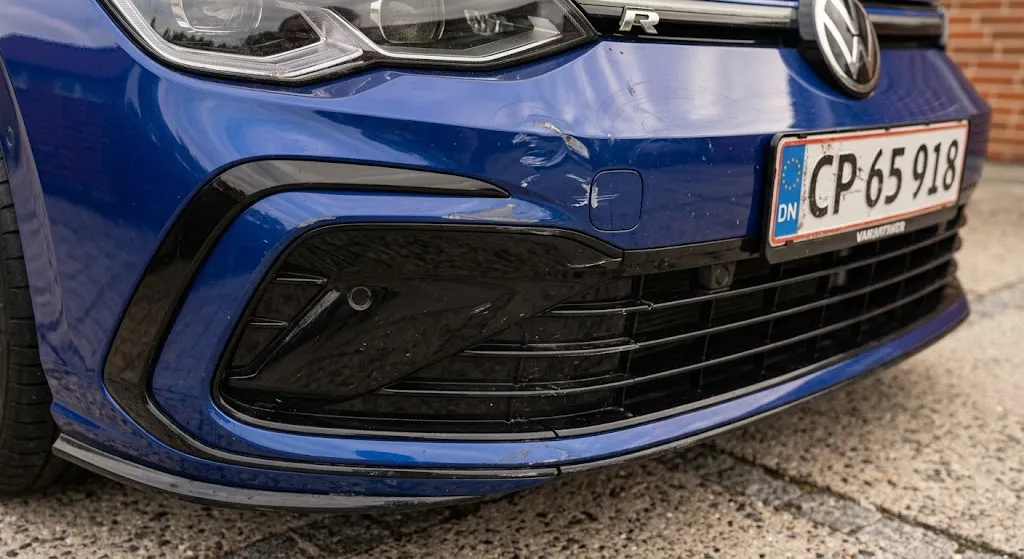 VW Golf R før reparation: skrammer i forkofanger